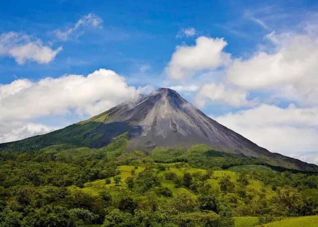 Clear view of the sandy cone of Arenal Volcano